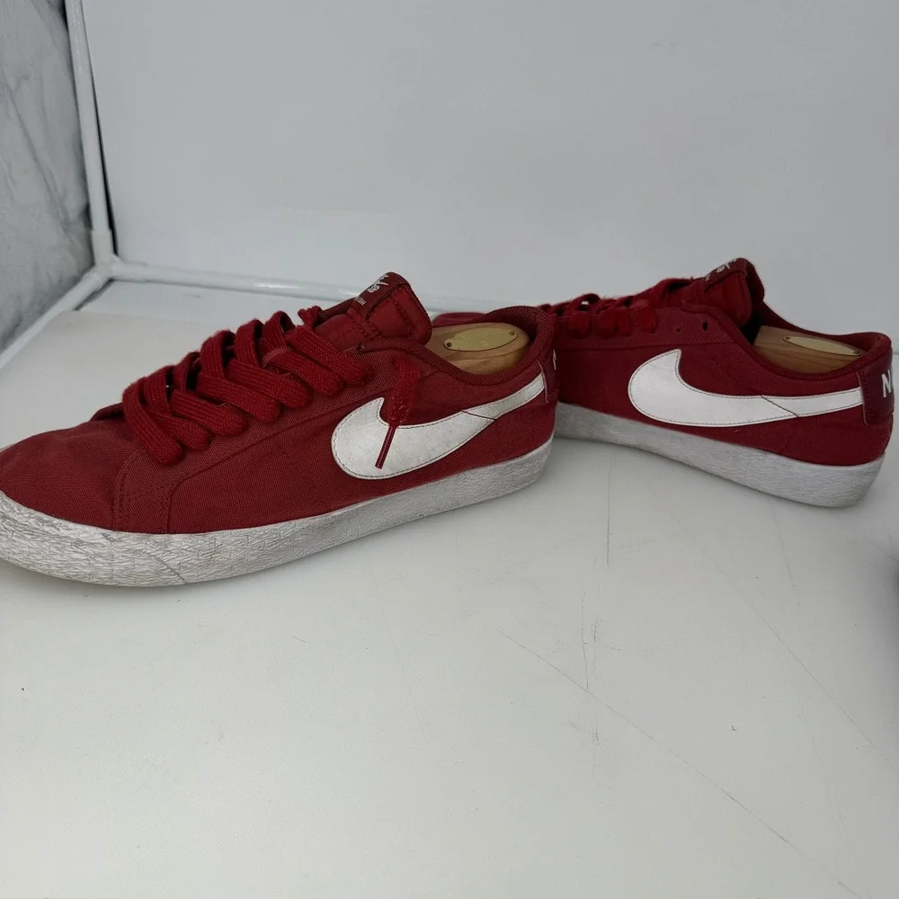 Nike SB Blazer Zoom Low Men 10.5 Red Canvas Skate Shoes 889053-619 Sneakers